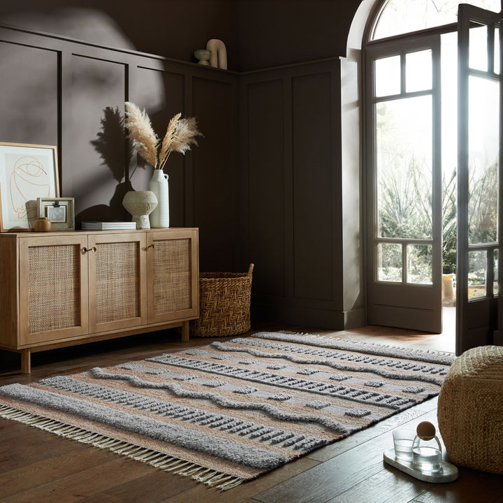 tapis medina en jute gris dans un salon ouvert#couleur_gris