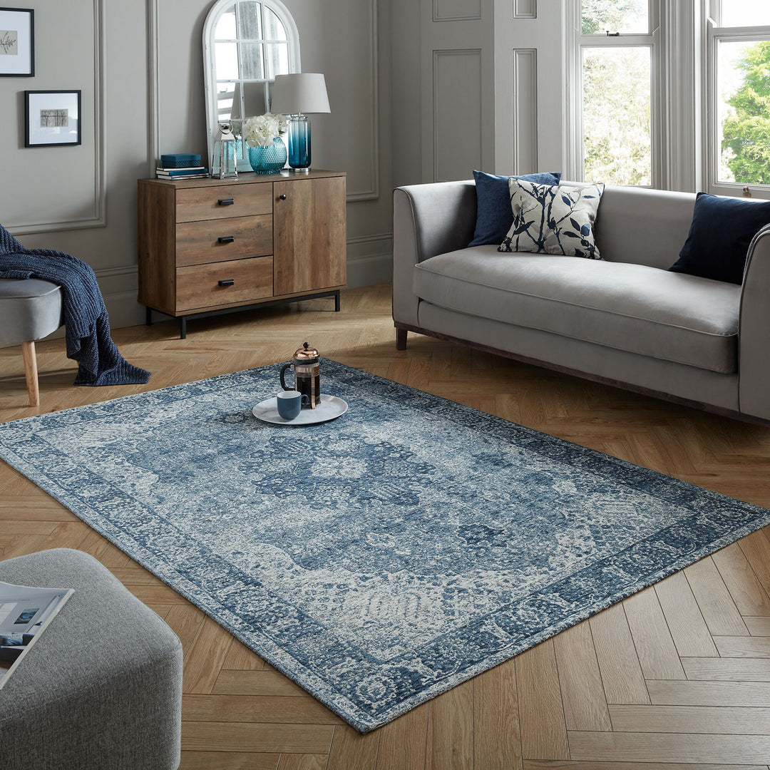 tapis vintage pour salon bleu dans une ambiance contemporaine #couleur_bleu