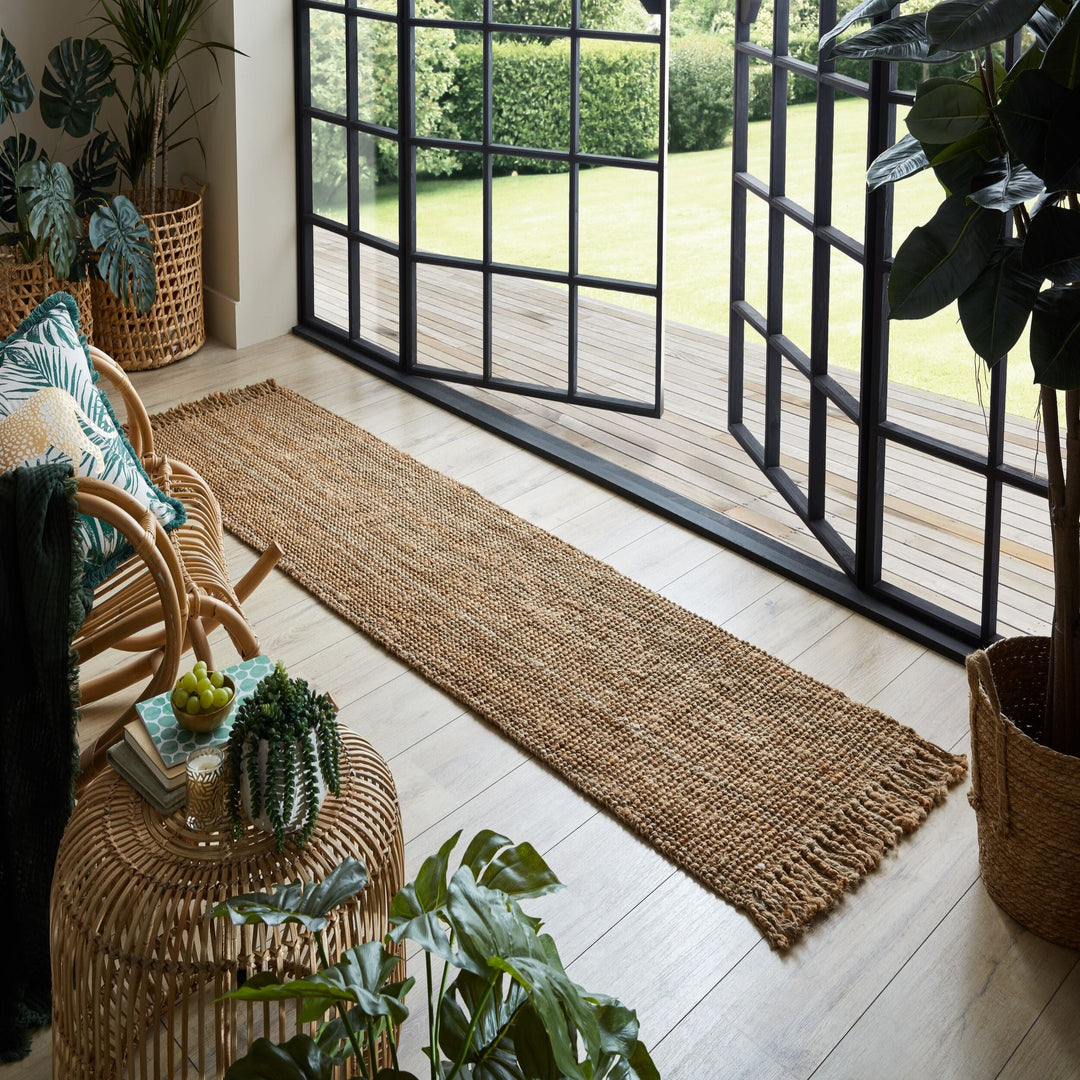 vue du haut du tapis en jute naturel Flair Rugs de couloir dans une ambiance lumineuse