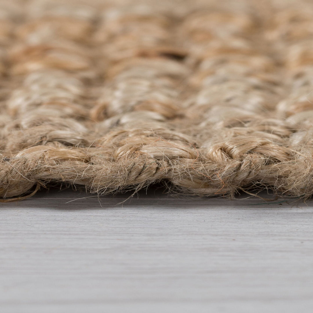 zoom sur le detail de la matière jute du tapis en jute naturel de couloir