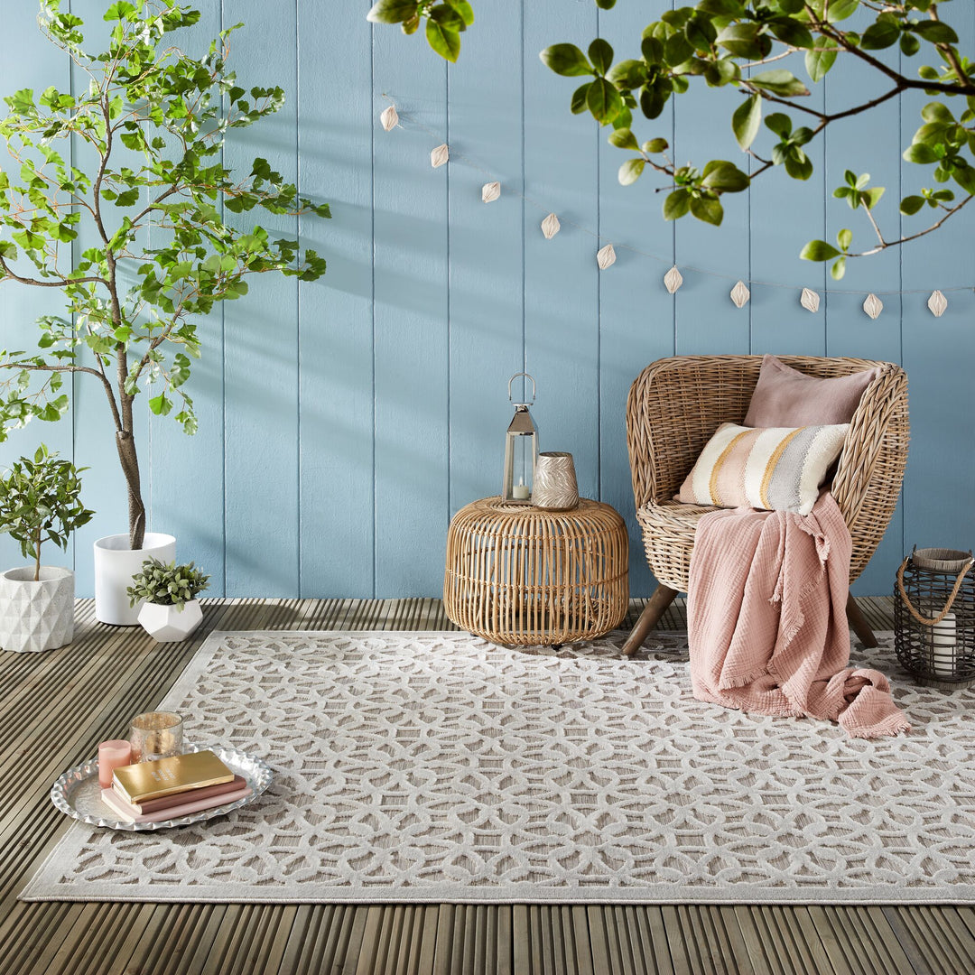 tapis exterieur gris argento de la marque Flair dans une ambiance cosy