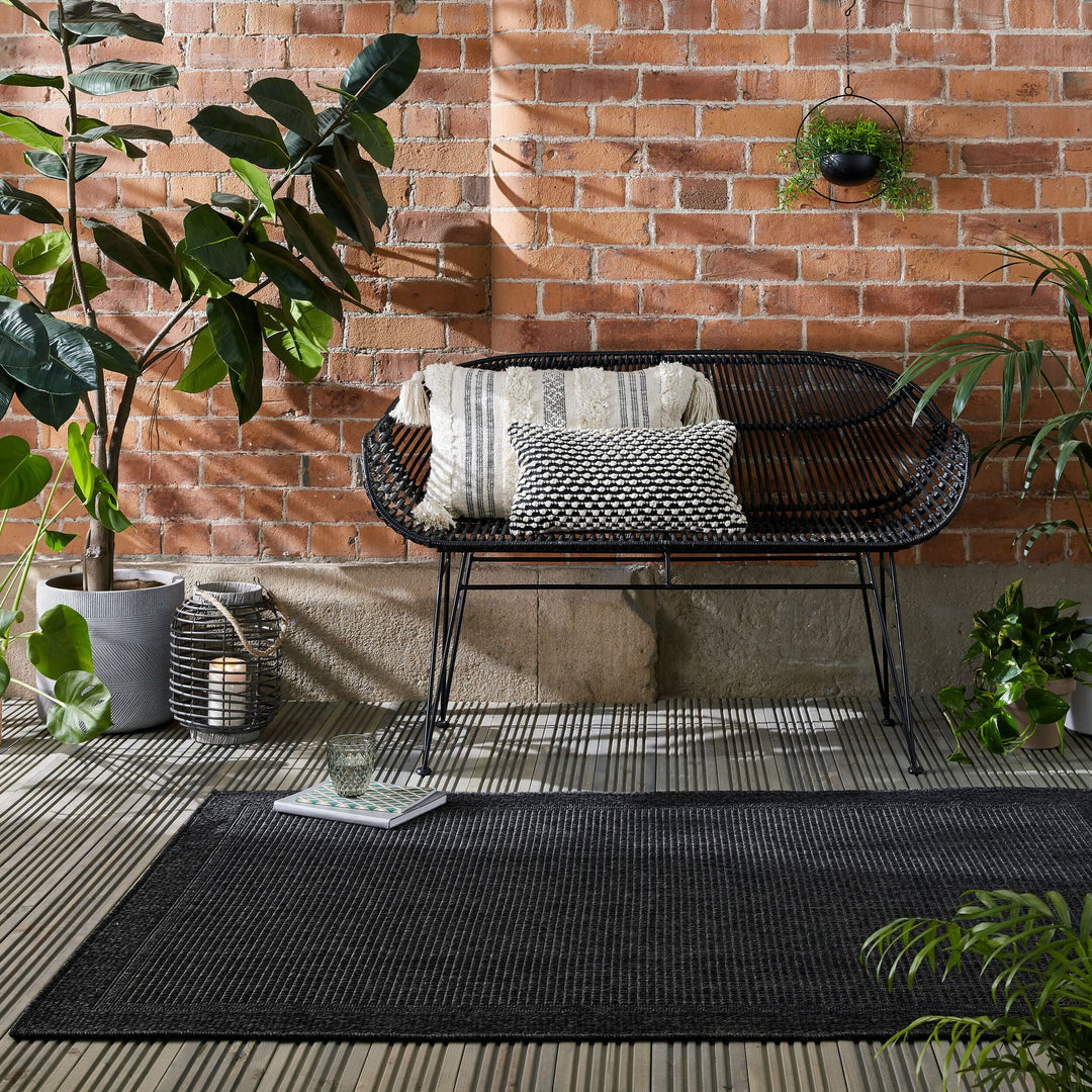 tapis en style jute dans une ambiance exterieure de couleur noir#couleur_charbon