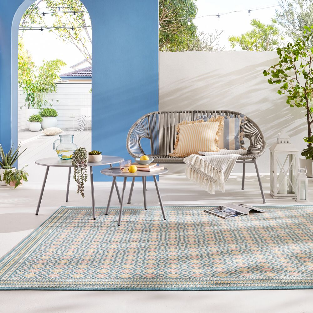 grand tapis pour exterieur dans un patio de la marque flair