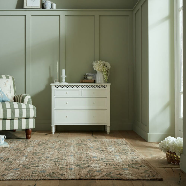 tapis en jute avec motifs dans un salon