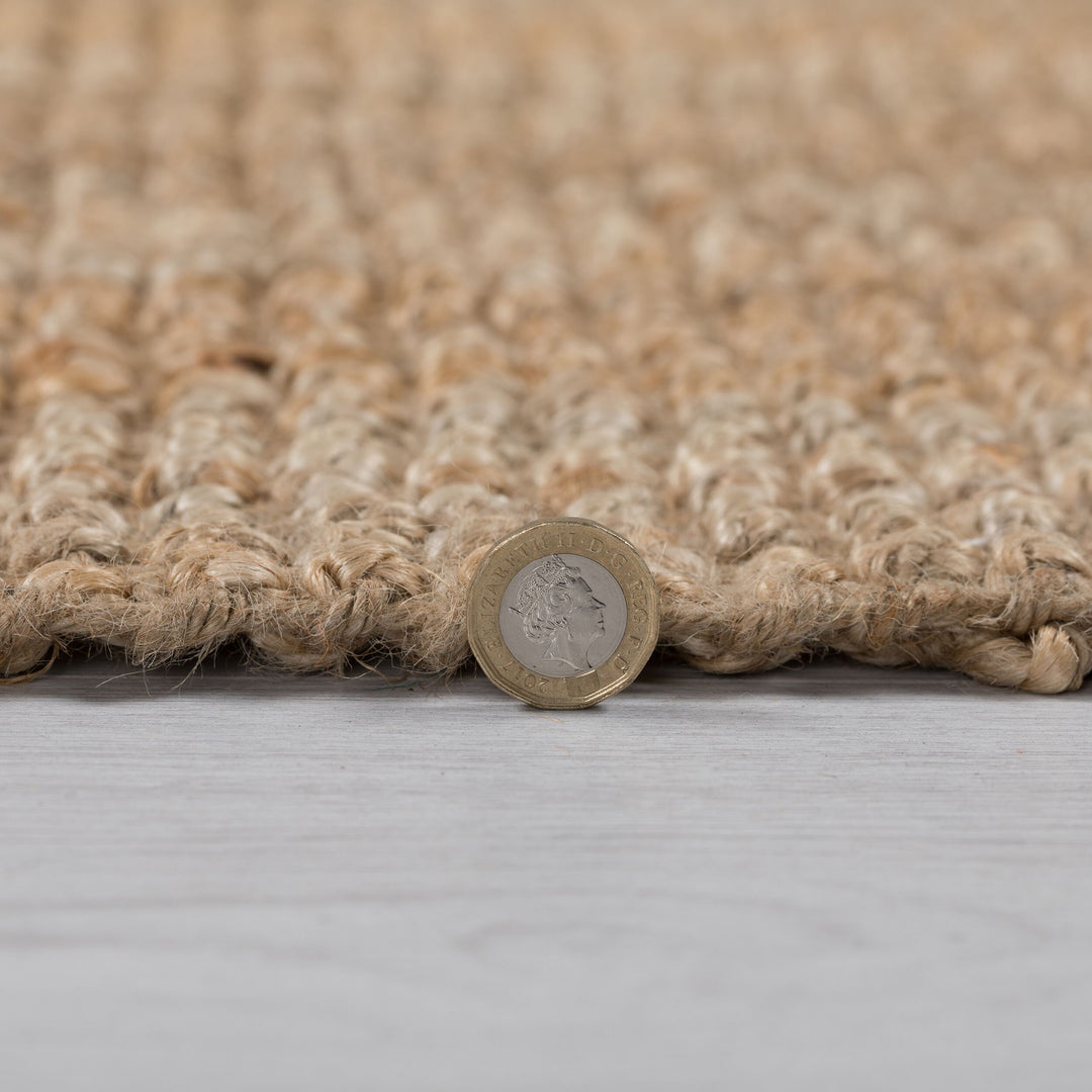 zoom sur l'épaisseur du tapis en jute naturel de couloir