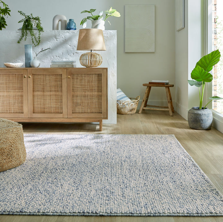 tapis en laine bouclee bleu dans un salon#couleur_bleu