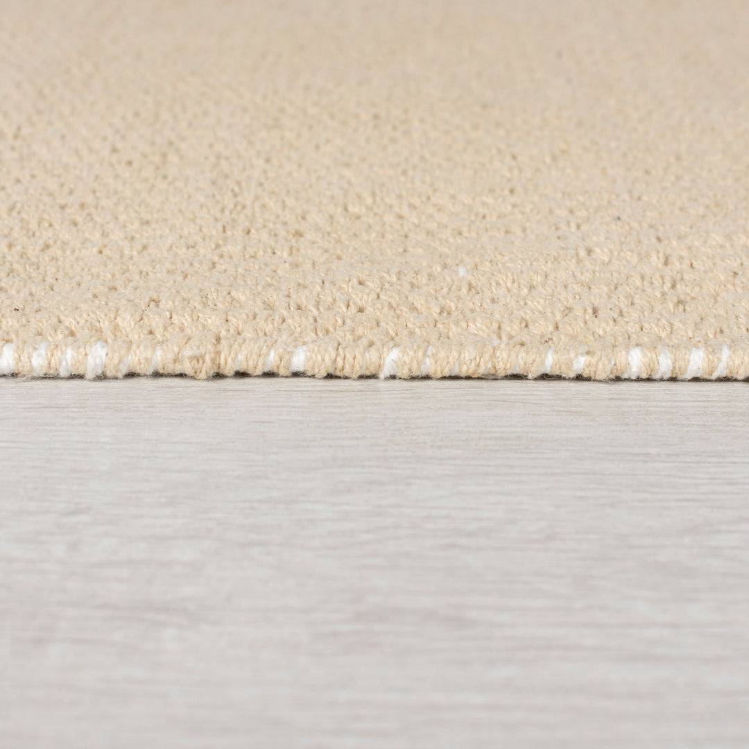 image montrant le détail de la matière du tapis pompom beige zoomé#couleur_naturel