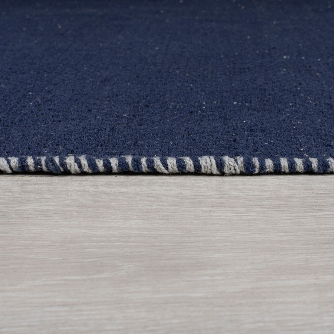 detail de la matière du tapis pompom bleu#couleur_bleu