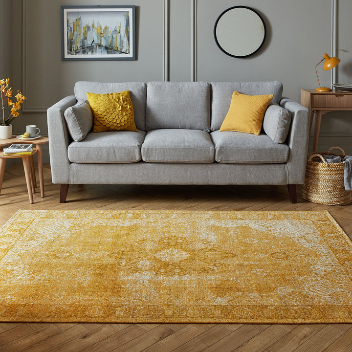 tapis au style vintage de couleur jaune dans un salon #couleur_ochre