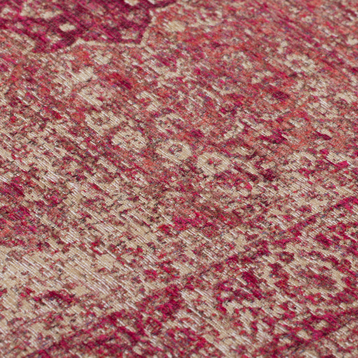 zoom sur le detail de la matiere du tapis vintage rouge #couleur_rouge