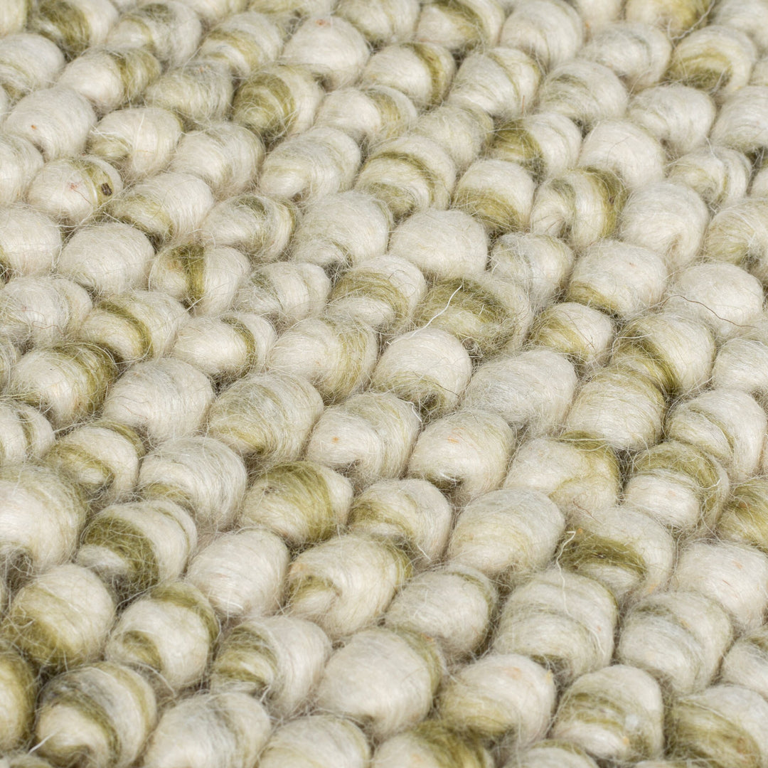 zoom sur la qualite de la laine du tapis mineral en laine bouclee vert#couleur_vert