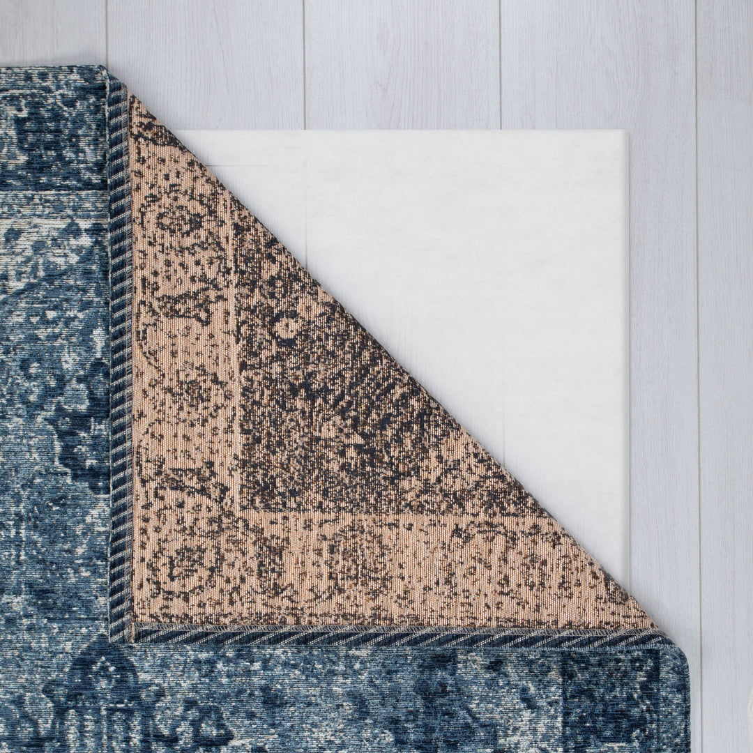 zoom sur le tapis de couloir vintage bleu pour voir le dessous du tapis