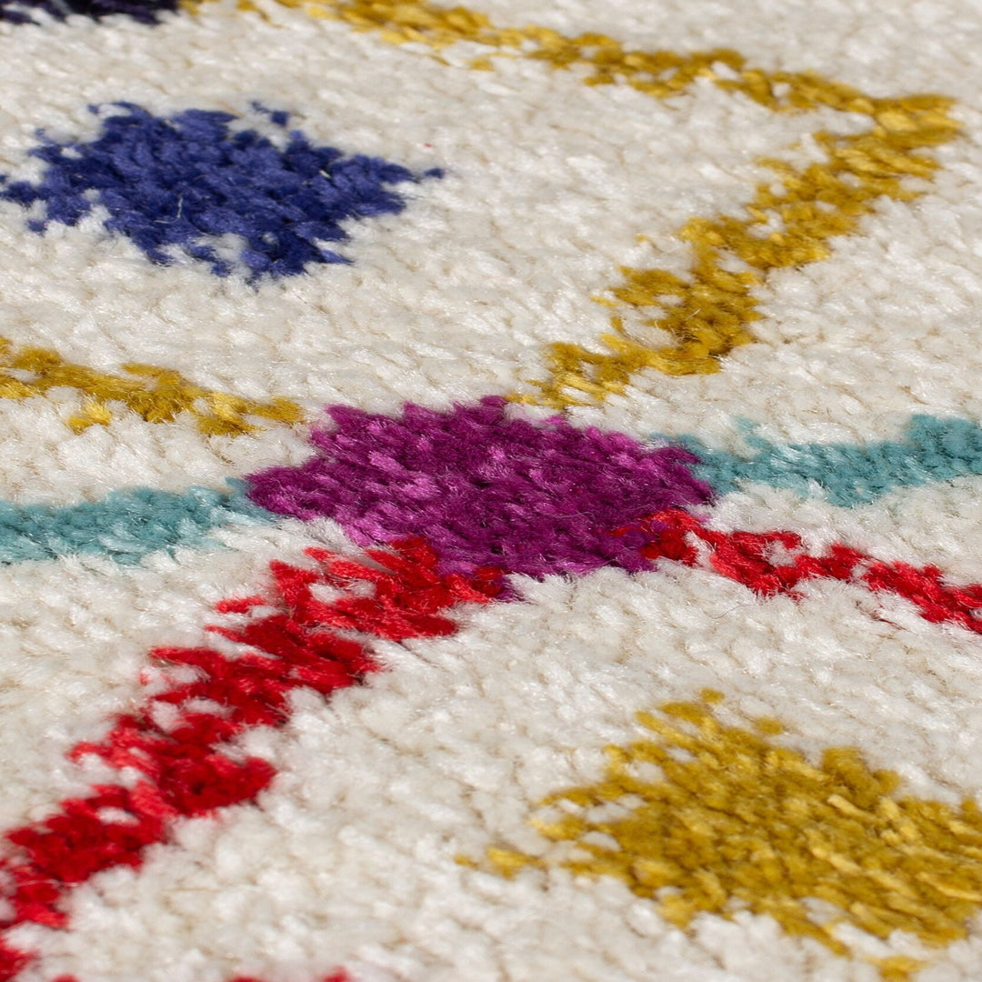 zoom sur les couleurs des motifs du tapis Prairie