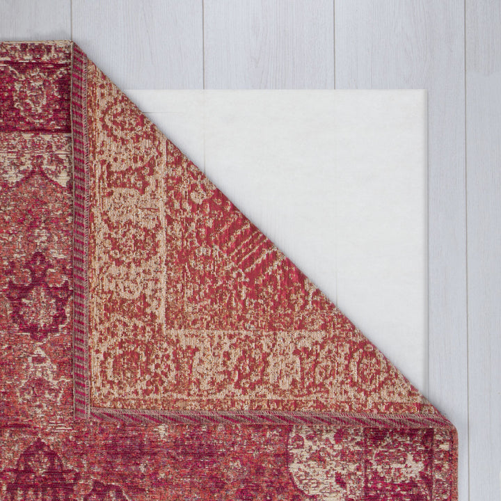 zoom pour voir le dessous du tapis vintage au teinte rose#couleur_rose